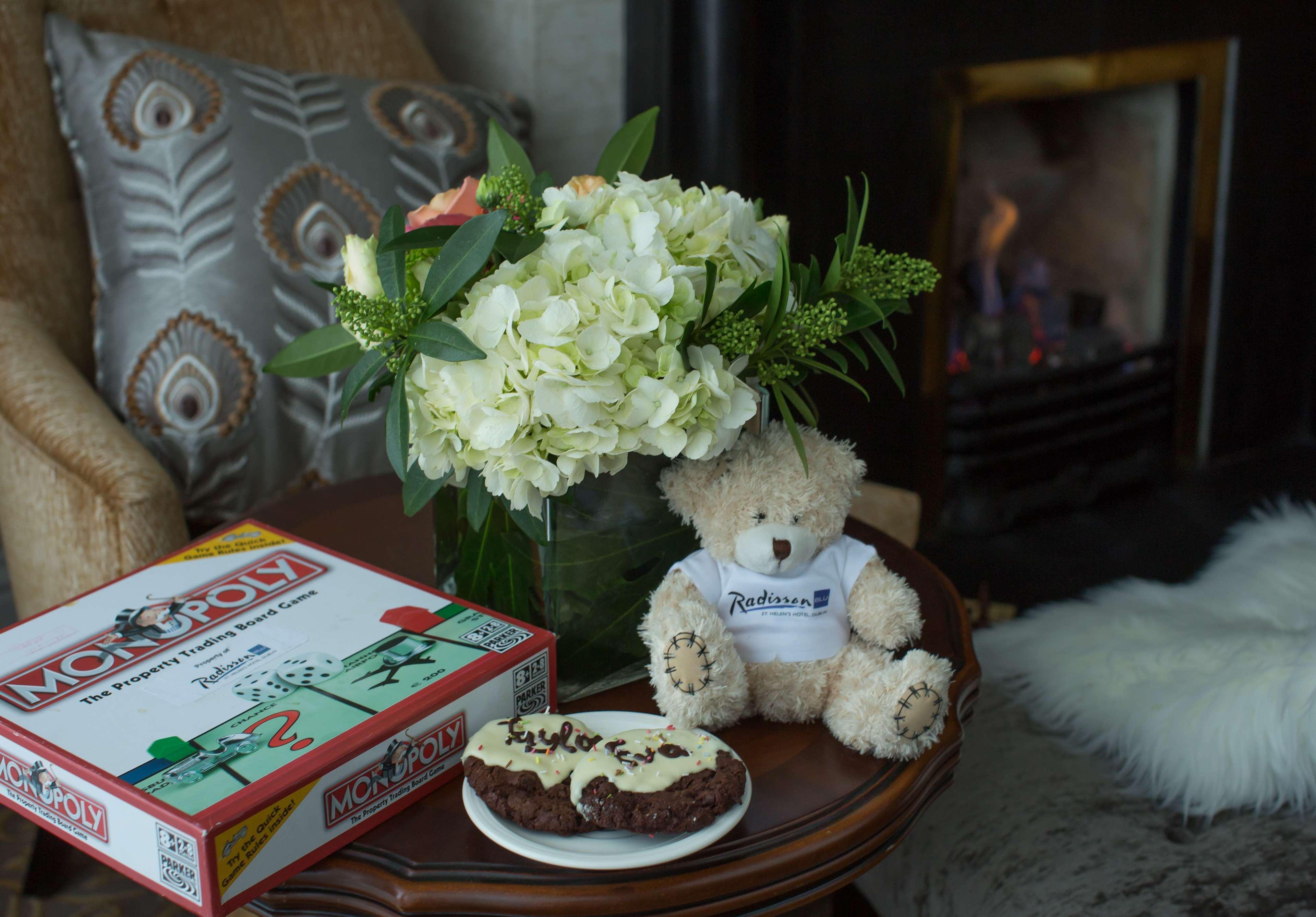 Radisson Blu St. Helen'S Hotel Dublino Esterno foto A Teddy Bear with a Red Nose