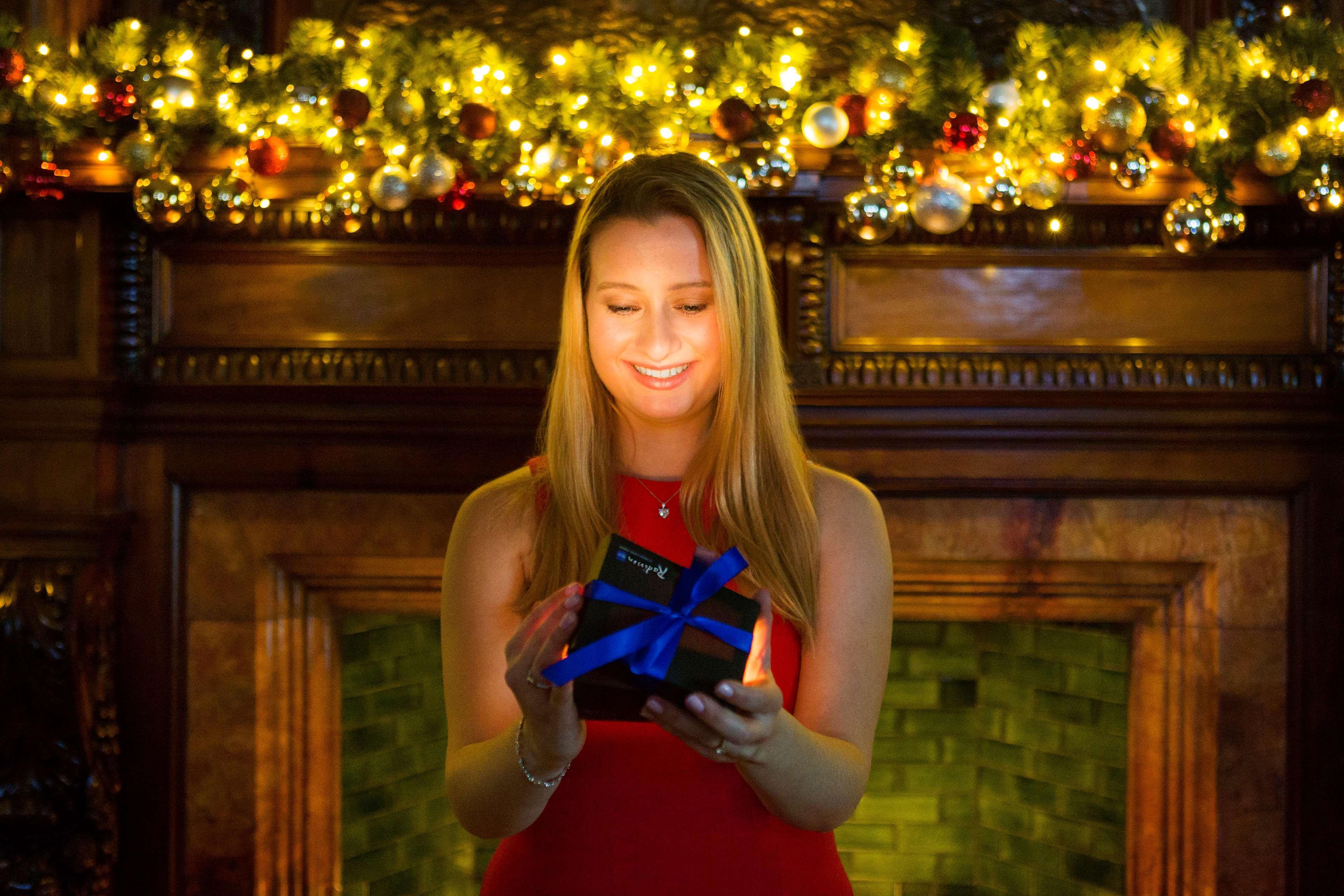 Radisson Blu St. Helen'S Hotel Dublino Esterno foto A woman opening a Christmas present