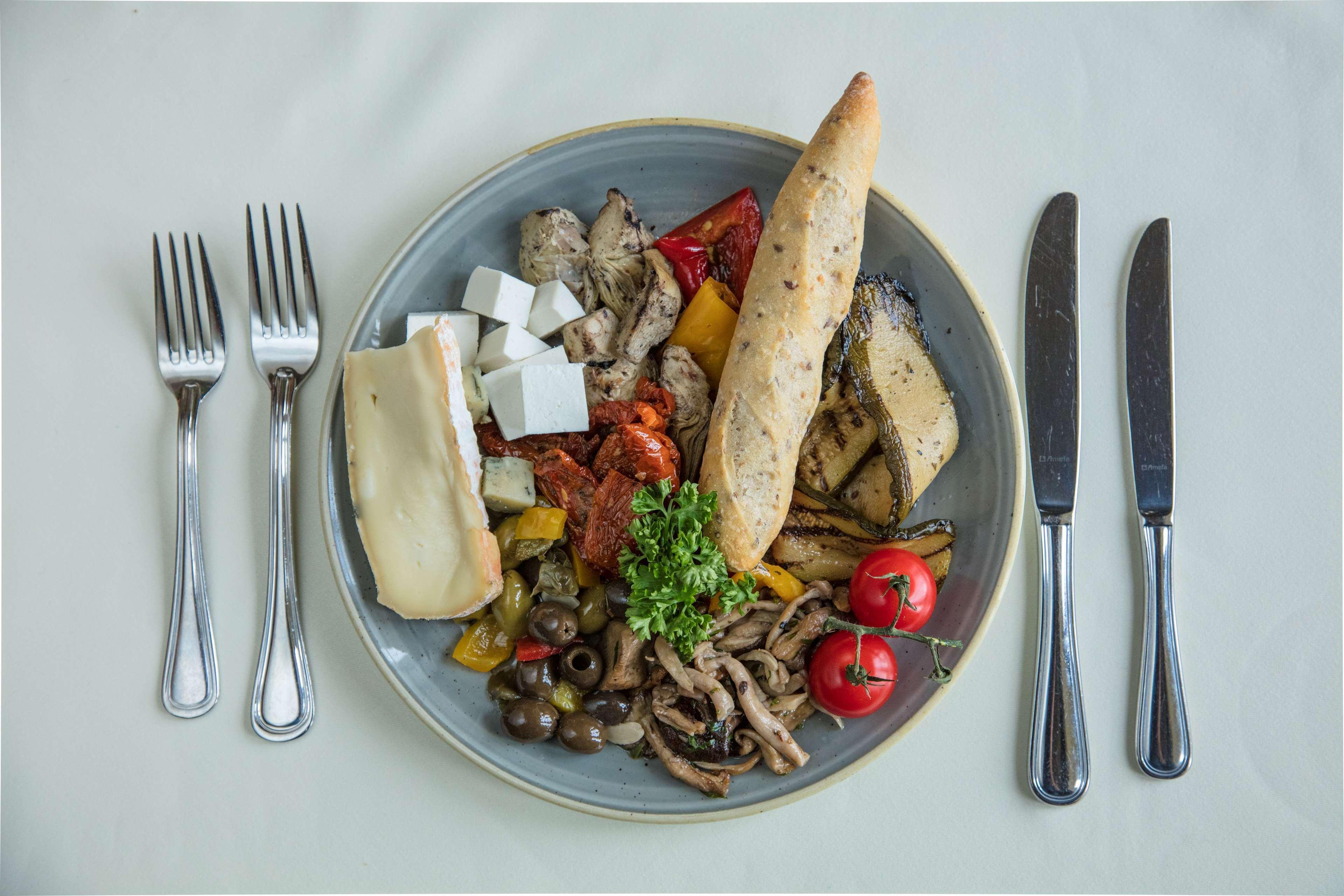 Radisson Blu St. Helen'S Hotel Dublino Esterno foto A plate of Greek salad